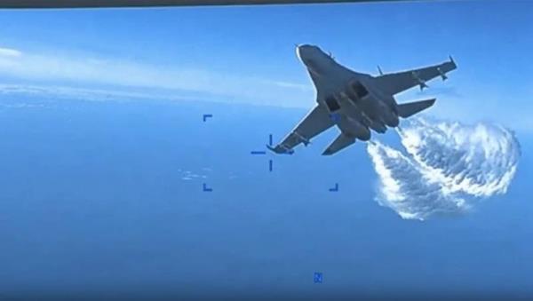 Video tiêm kích Su-27 Nga xả nhiên liệu, va chạm với UAV Mỹ trên Biển Đen