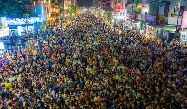 Dòng người ùn ùn tham dự khai trương Phố đi bộ Hai Bà Trưng