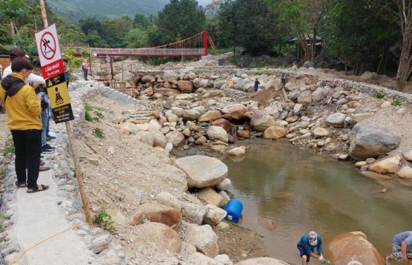 Cưỡng chế tháo dỡ đập chặn dòng suối Lương