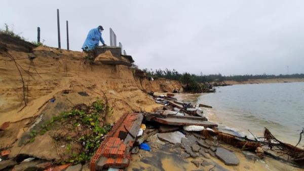Gần 100 hộ thấp thỏm lo mất nhà vì bờ biển bị xâm thực mạnh