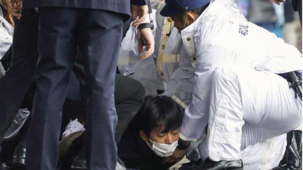 Nhật Bản rúng động với vụ ném thiết bị nổ vào Thủ tướng