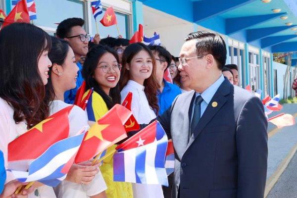 Chủ tịch Quốc hội tới La Habana, bắt đầu thăm chính thức Cuba