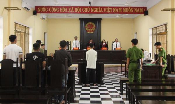 Mâu thuẫn việc chuyển khoản tiền, thanh niên đâm bạn nhậu trọng thương