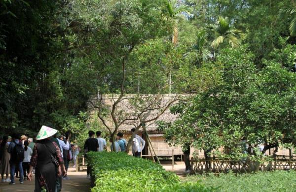 Rất đông du khách hướng về quê Bác dịp lễ 30-4