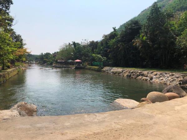 Các khu du lịch bê tông hóa sông Luông Đông