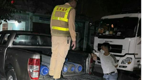 Nửa đường bị tóm