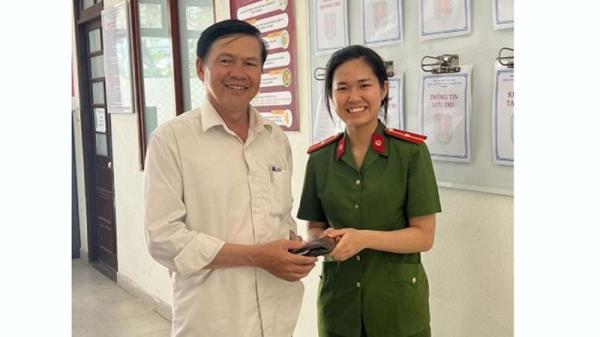 Cán bộ Công an nhặt được của rơi trả lại người bị mất