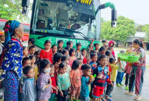 Chuyến xe yêu thương dành cho trẻ thơ vùng cao xứ Nghệ