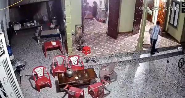 Nghi do ghen tuông, chồng đâm vợ nhiều nhát rồi đốt nhà hàng xóm