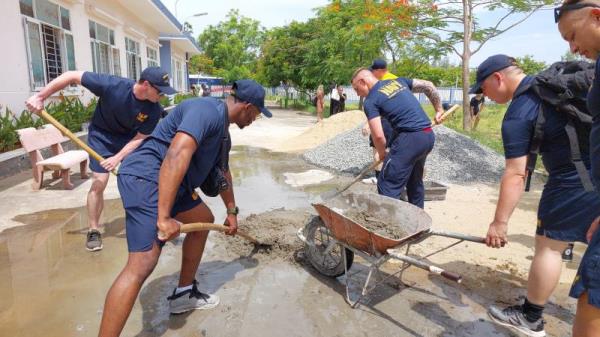 Thủy thủ tàu sân bay USS Ronald Reagan đẩy xe rùa, làm thợ xây tặng công trình cho trẻ em mồ côi Đà Nẵng