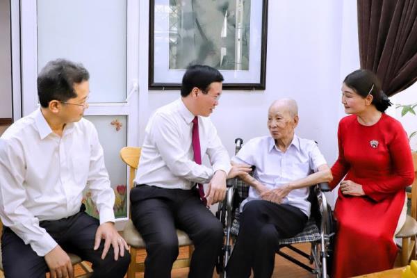 Chủ tịch nước Võ Văn Thưởng thăm gia đình Nhà giáo Nhân dân Nguyễn Trọng Hoàng