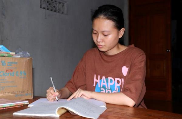 Nén nỗi đau mất bố mẹ, nữ sinh Nghệ An bình tĩnh bước vào Kỳ thi
