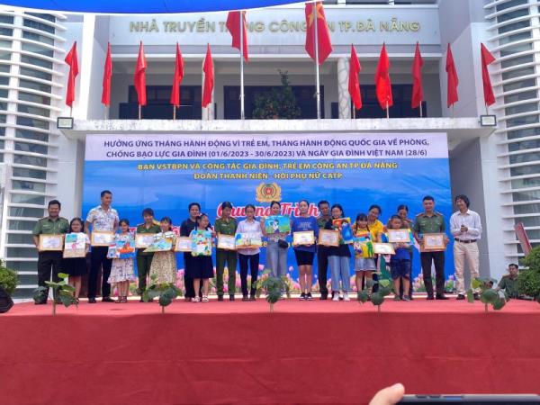 Giao lưu Gia đình chiến sĩ Công an hạnh phúc.