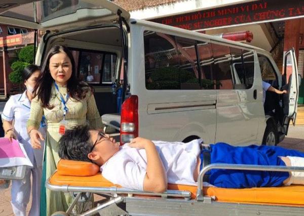 Tiếp sức sĩ tử Quảng Trị vượt vũ môn vào lớp 10 trong ngày nắng đổ lửa