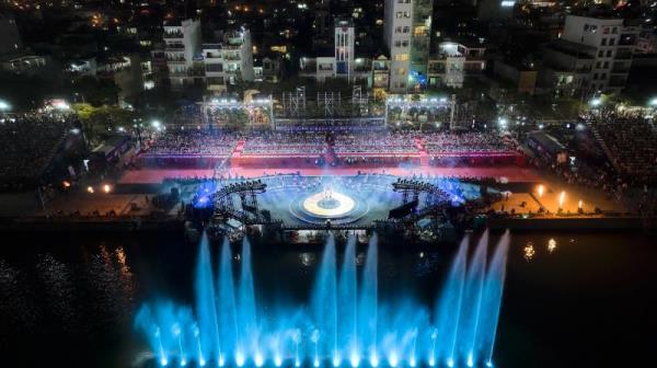 Khán giả đặc biệt ấn tượng trước sân khấu nghệ thuật đêm khai mạc Lễ hội pháo hoa quốc tế Đà Nẵng