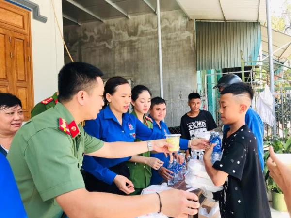 Hình ảnh đẹp Công an Nghệ An hỗ trợ Tiếp sức mùa thi