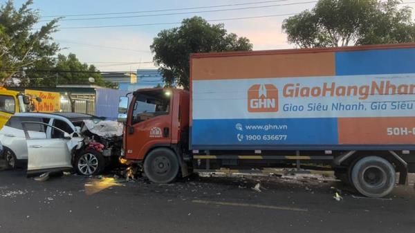 Tai nạn ô-tô  7 người thương vong