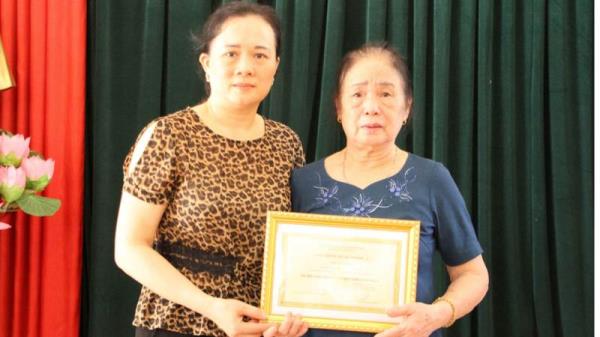 Tiếp nhận hiện vật của liệt sĩ Nguyễn Văn Kiền