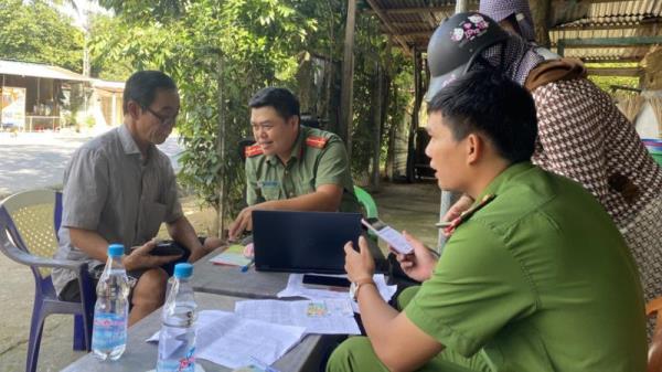 Công an Thừa Thiên -Huế cấp tài khoản định danh điện tử cho bà con dân tộc thiểu số