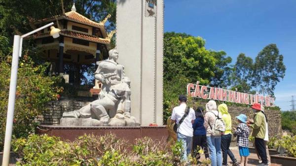 Chuyện ghi dưới chân Tượng đài liệt sĩ xã Hòa Phong