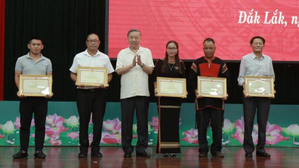 Gặp gỡ những quần chúng dũng cảm