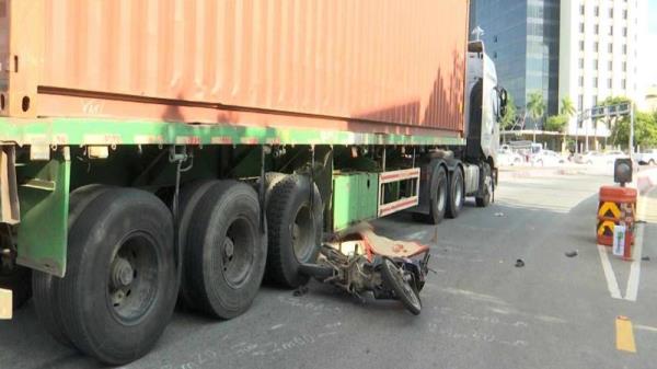 Va chạm xe đầu kéo,  2 vợ chồng tử vong