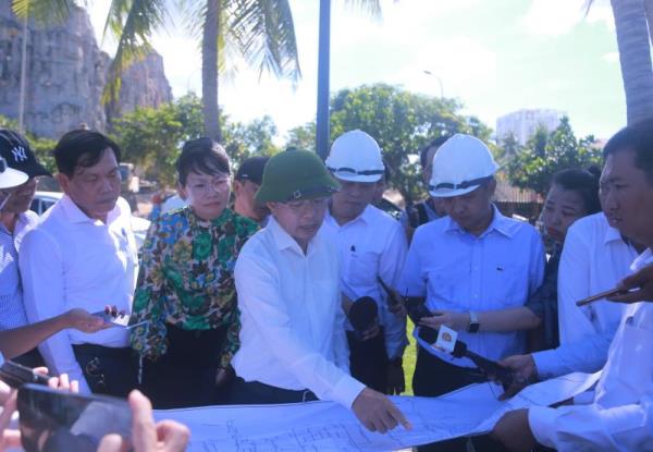 Bí thư Thành ủy Đà Nẵng kiểm tra hiện trường, chỉ đạo nóng sau vụ việc nước thải tràn ra biển Mỹ Khê