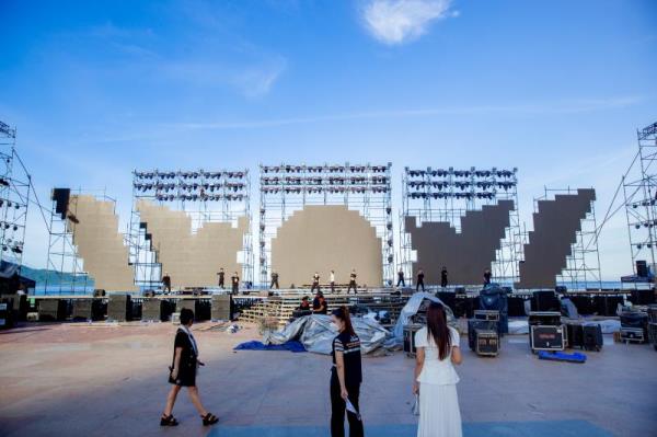 Sân khấu khủng trên Công viên Biển Đông sẵn sàng cho Lễ hội tận hưởng mùa hè Đà Nẵng 2023