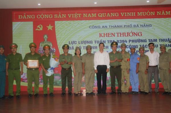 Giám đốc Công an TP Đà Nẵng khen thưởng lực lượng tuần tra 8394 phường Tam Thuận