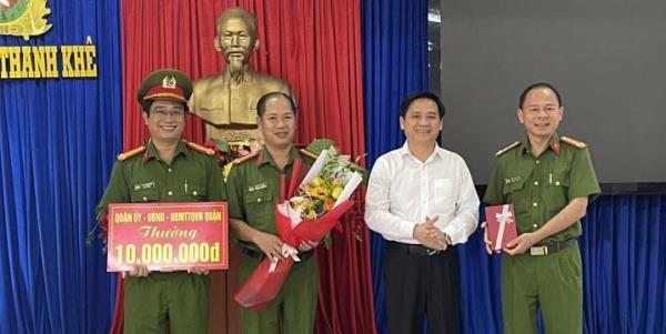 Khen thưởng đột xuất thành tích khám phá chuyên án trộm cắp xe máy liên tỉnh