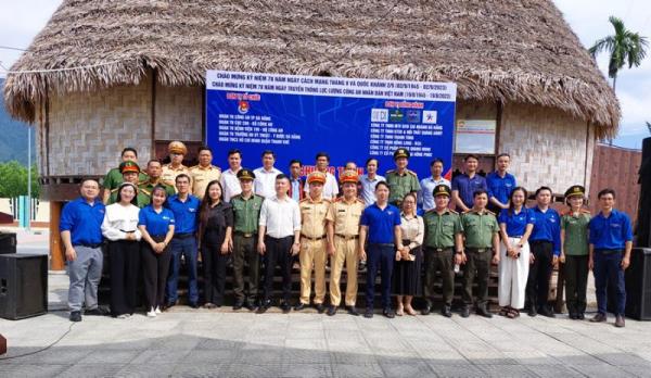 Đoàn Thanh niên Công an Đà Nẵng hỗ trợ bà con Cơ Tu xây dựng nông thôn mới