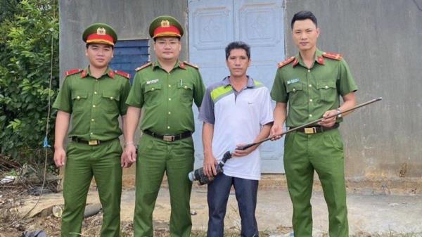 Chiến sĩ Công an vận động người dân giao nộp nhiều súng tự chế