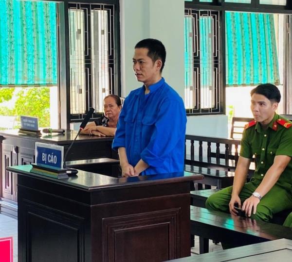 Cán bộ xã lừa bán đất