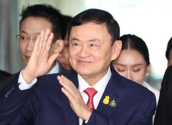 Cựu Thủ tướng Thaksin nhập viện trong ngày đầu tiên về nước