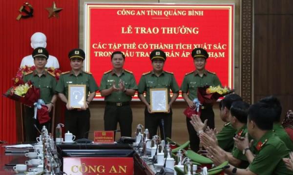 Trao thưởng cho các đơn vị có thành tích xuất sắc trong đấu tranh, trấn áp tội phạm