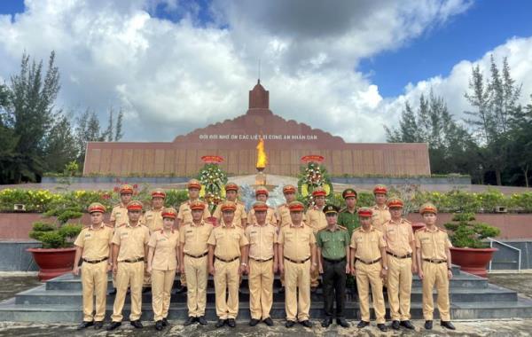 Lực lượng Cảnh sát giao thông Công an TP Đà Nẵng về nguồn và giao lưu, trao đổi kinh nghiệm