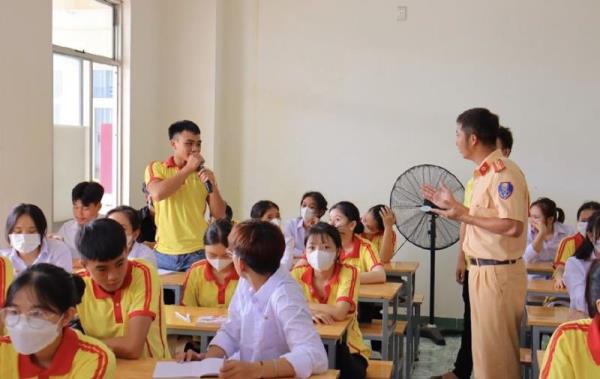 Tuyên truyền an toàn giao thông cho giảng viên, sinh viên