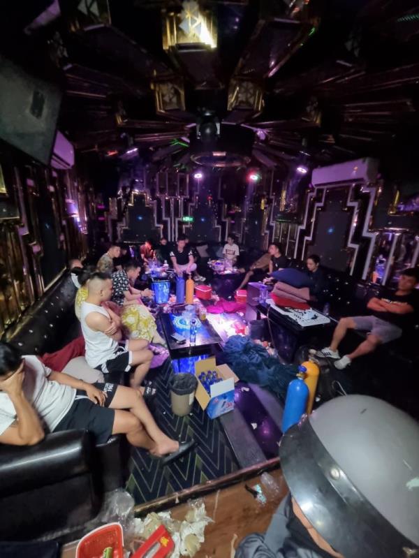 Bắt quả tang nhóm nam thanh nữ tú bay lắc trong quán karaoke