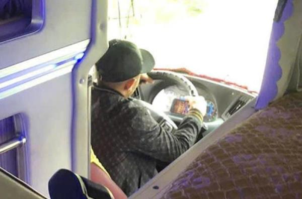 Ớn lạnh tài xế xe khách vừa lái xe vừa chơi game