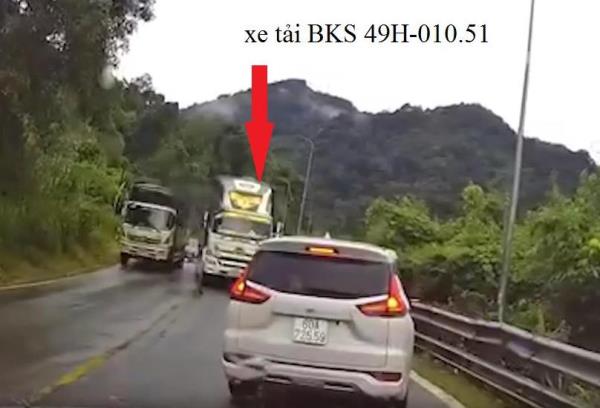 Phạt tài xế vượt ẩu trên đèo