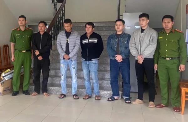 Khởi tố nhóm trai làng choảng nhau