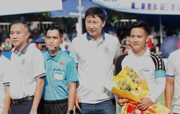 HLV Kim Sang-sik dự khán chung kết bóng đá sinh viên