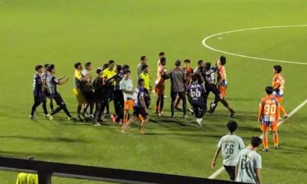 Chơi bóng bằng tay cầu thủ Singapore bị bắt