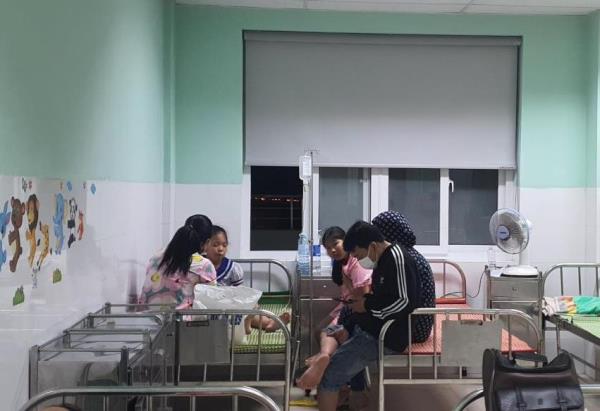 15 học sinh bị ngộ độc do nghi ăn sữa chua