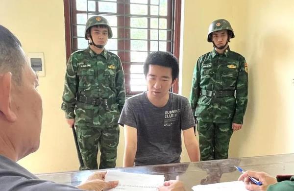 Bắt giữ đối tượng người nước ngoài núp bóng đi du lịch để tiêu thụ ngoại tệ giả