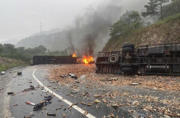Xe đầu kéo tông xe tải, bốc cháy trên đèo
