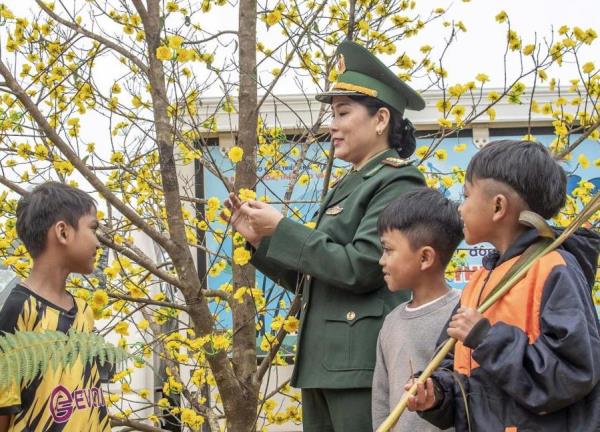 Chuyện cảm động từ những mẹ nuôi mang quân hàm xanh