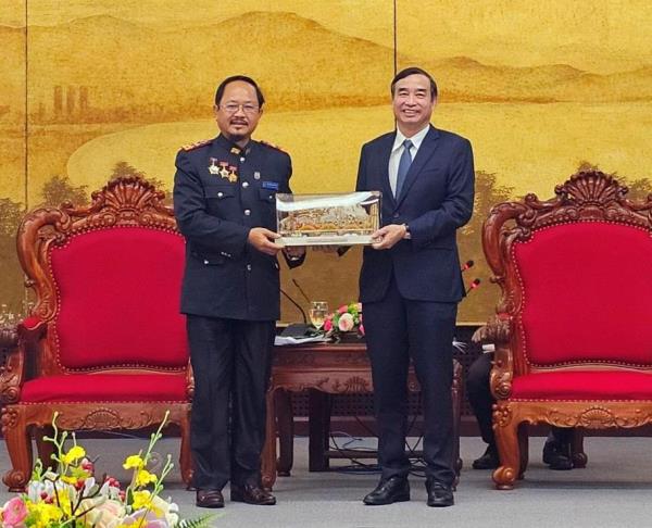 Chủ tịch UBND TP Đà Nẵng tiếp đoàn Tòa án nhân dân miền Trung (Lào)