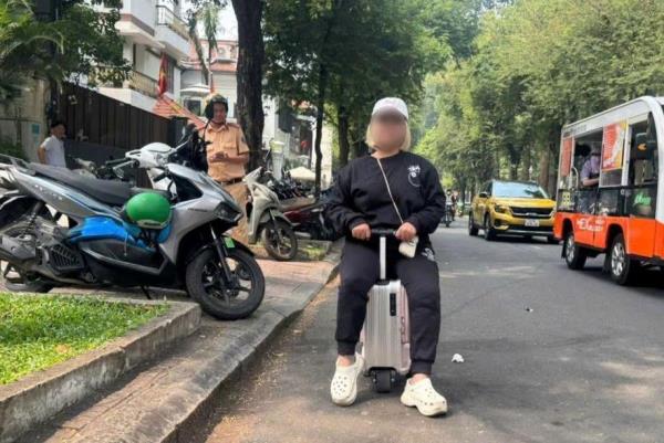 Xử phạt 2 người điều khiển vali chạy trên đường phố ở TPHCM