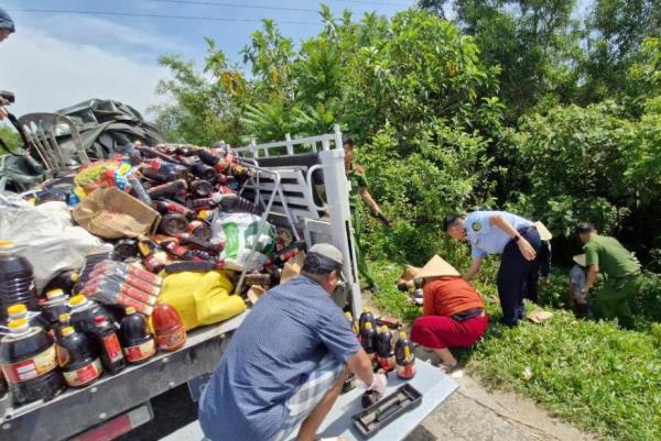 Công an kiểm tra nơi sản xuất hàng ngàn chai nước mắm bị vứt bỏ